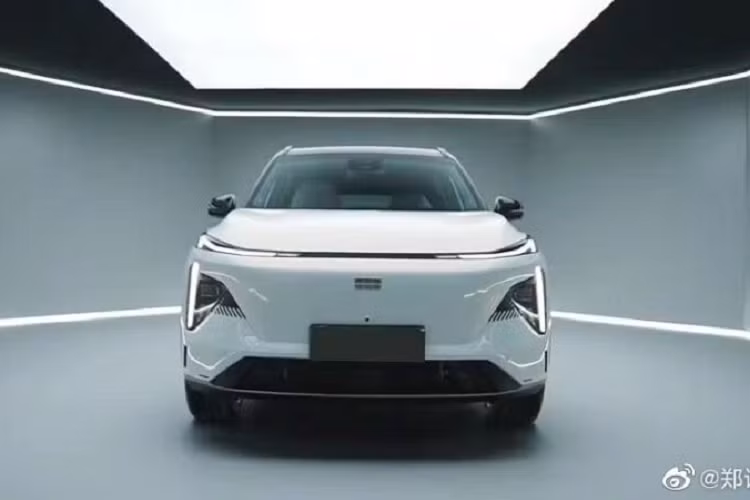 Những hình ảnh về chiếc xe Geely Milky Way L7 2023 mới hay nhiều khả năng sẽ mang tên Geely Galaxy L7 đã được chia sẻ lên mạng xã hội cho thấy xe có ngoại thất rất ấn tượng nhưng tâm điểm chính là việc khoang lái có đến 3 màn hình khổng lồ.