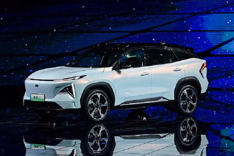 Cách đây ít ngày, thông tin về việc tập đoàn Geely chuẩn bị cho ra mắt 1 thương hiệu mới có tên gọi "Ngân hà" có thể là Milky Way hoặc Galaxy đã nhận được sự quan tâm không nhỏ của truyền thông Trung Quốc, đến nay, đã có những hình ảnh xem trước về chiếc xe đầu tiên của thương hiệu này mang tên gọi Geely Milky Way L7 hay Galaxy L7 2023 mới.