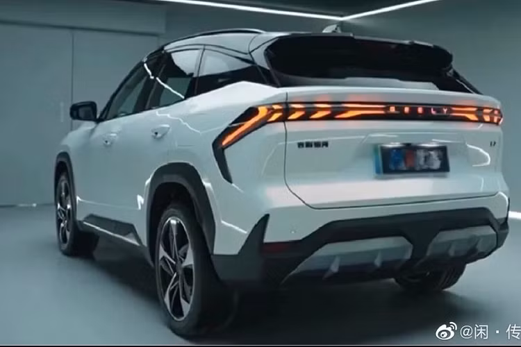 Tiếp đến là màn hình giải trí còn to hơn 1 chiếc máy tính bảng, và đáng quan tâm, ghế hành khách cũng có 1 màn hình siêu to, được biết ở Trung Quốc, nhiều hãng xe gọi ghế trước bên phải là “ngai vàng của nữ hoàng” ám chỉ nơi này thuộc về bạn gái hoặc nóc nhà của chủ xe nên chăm chút cẩn thận ở đây sẽ giúp các hãng ghi điểm tuyệt đối.