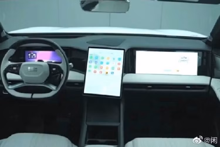 Vòng ra bên sườn, Geely Milky Way L7 hoặc Geely Galaxy L7 có bộ mâm sơn 2 màu, đáng quan tâm xe không sử dụng tay nắm cửa ẩn vào trong mà để lộ thiên, 1 điểm trừ cho sự thanh lịch và đẳng cấp thiết kế xe điện hiện nay. Đằng sau xe có đèn hậu LED trải dài hết 2 bên hông.