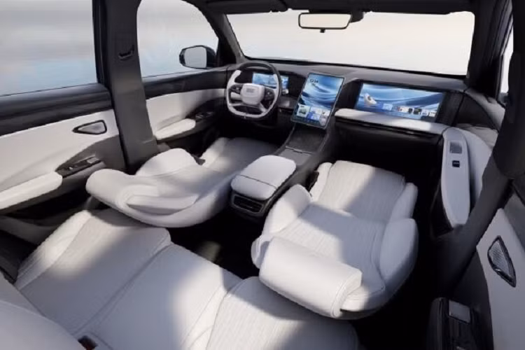 Xe có đến tận 3 màn hình cho khoang lái bao gồm bảng đồng hồ có kích thước vừa đủ để tài xế có thể nắm bắt các thông số