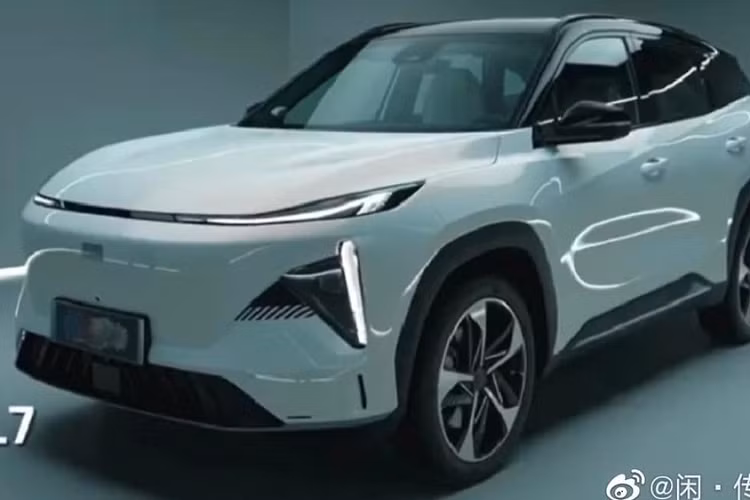 Đầu tiên là ngoại hình, xe có đèn pha LED siêu mỏng cùng dải đèn LED chiếu sáng ban ngày dựng dọc, 2 bên hốc gió của xe, tiếp đến là cản va trước được sơn đen, tạo điểm nhấn với ngoại thất màu trắng và vì là xe điện, nên lưới tản nhiệt đã bị loại bỏ.