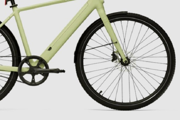 Chưa hết, xe còn có 1 màn hình OLED nhỏ gắn trên tay lái. Với bộ pin 360 watt giờ, phạm vi hoạt động của CG600 Pro lên đến 100 km trong 1 lần sạc, tốc độ tối đa đạt được là 32 km/h. Đèn pha được tích hợp gọn vào ống đầu phía trước xe. Hãng cũng mang đến nhiều tùy chọn về kích cỡ, các bộ phận có thể tháo rời, cho phép người dùng dễ dàng chọn lựa mẫu xe có phù hợp với vóc dáng bản thân.