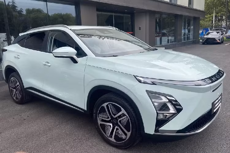 Thời gian sạc pin từ mức 20% lên 80% với sạc nhanh DC là 35 phút. Bên cạnh đó, mẫu SUV thuần điện này còn được trang bị công nghệ sạc hai chiều V2L để cung cấp điện cho các thiết bị bên ngoài xe. Theo Chery, OMODA 5 e-QUA là mẫu ôtô thuần điện toàn cầu đầu tiên của hãng.