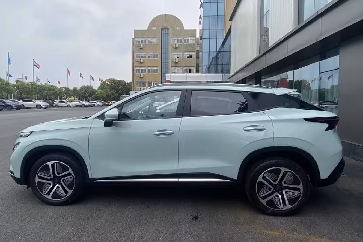 Thông tin ban đầu cho biết OMODA 5 e-QUA chạy điện sẽ sở hữu kích thước ngang ngửa VinFast VF e34 ở Việt Nam. Cụ thể, xe có chiều dài 4.400 mm, chiều rộng 1.830 mm, chiều cao 1.590 mm và chiều dài cơ sở 2.630 mm. Đồng thời, kích thước của mẫu xe điện này không thay đổi nhiều so với OMODA 5 máy xăng.