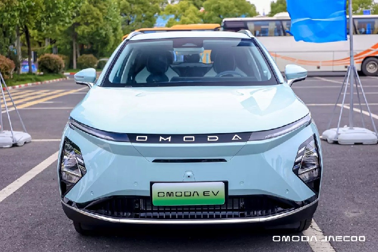 Ngay cả thiết kế tổng thể của OMODA 5 e-QUA cũng giữ nguyên như OMODA 5. Tuy nhiên, một số chi tiết thiết kế của xe đã được thay đổi cho phù hợp với ôtô điện. Theo đó, xe được trang bị lưới tản nhiệt đóng kín trên đầu xe, hốc gió trung tâm rộng hơn ở cản trước và vành la-zăng với thiết kế khí động lực học nhằm giảm hệ số lực cản không khí xuống 0,293 Cd.