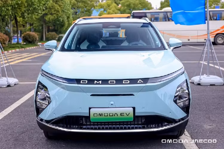 Ngay cả thiết kế tổng thể của OMODA 5 e-QUA cũng giữ nguyên như OMODA 5. Tuy nhiên, một số chi tiết thiết kế của xe đã được thay đổi cho phù hợp với ôtô điện. Theo đó, xe được trang bị lưới tản nhiệt đóng kín trên đầu xe, hốc gió trung tâm rộng hơn ở cản trước và vành la-zăng với thiết kế khí động lực học nhằm giảm hệ số lực cản không khí xuống 0,293 Cd.