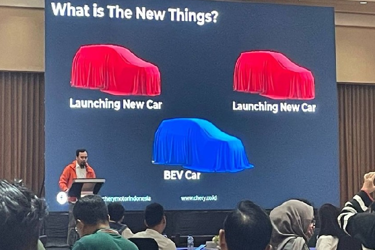 Ngoài ra, hãng Chery còn tung ra hình ảnh úp mở của 3 mẫu xe sẽ trưng bày trong triển lãm GIIAS 2023. Cả 3 mẫu xe này đều là SUV - phân khúc mà Chery cho là có tiềm năng lớn tại thị trường Indonesia. Một trong 3 mẫu xe này chính là SUV điện OMODA 5 e-QUA mới. Dự đoán mẫu xe này sẽ ra mắt Việt Nam vào tháng 8 năm nay.