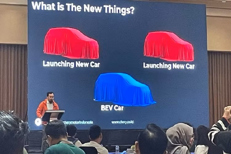 Ngoài ra, hãng Chery còn tung ra hình ảnh úp mở của 3 mẫu xe sẽ trưng bày trong triển lãm GIIAS 2023. Cả 3 mẫu xe này đều là SUV - phân khúc mà Chery cho là có tiềm năng lớn tại thị trường Indonesia. Một trong 3 mẫu xe này chính là SUV điện OMODA 5 e-QUA mới. Dự đoán mẫu xe này sẽ ra mắt Việt Nam vào tháng 8 năm nay.