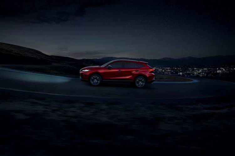 Nightshade thể hiện phong cách thiết kế thực dựng, bắt đầu từ viền lưới tản nhiệt phía trước bằng acrylic, ốp gương bên ngoài sơn đen, tay nắm cửa, ăng-ten vây cá mập, tấm ốp và thanh ray trên nóc màu đen. Bên dưới cản trước và phía sau bổ sung các đường gờ mạ crôm màu khói.