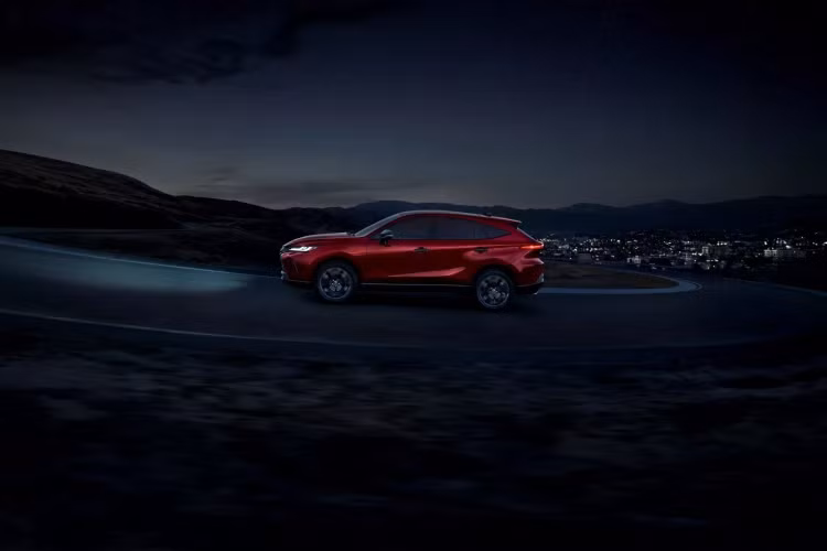 Nightshade thể hiện phong cách thiết kế thực dựng, bắt đầu từ viền lưới tản nhiệt phía trước bằng acrylic, ốp gương bên ngoài sơn đen, tay nắm cửa, ăng-ten vây cá mập, tấm ốp và thanh ray trên nóc màu đen. Bên dưới cản trước và phía sau bổ sung các đường gờ mạ crôm màu khói.