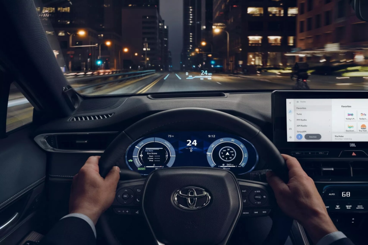 Hệ thống Toyota HEV trên Venza kết hợp động cơ 4 xi-lanh DOHC dung tích 2,5 lít hiệu suất cao với 3 động cơ điện và pin lithium-ion trong một hệ thống cực kỳ nhỏ gọn. Động cơ xăng sử dụng hệ thống điều phối van biến thiên thông minh (Variable Valve Timing) bằng mô tơ điện (VVT-iE) trên trục cam nạp và VVT-i trên trục cam xả. Hệ thống làm mát biến thiên (bơm nước điện và bộ điều nhiệt điện) và bơm dầu biến thiên hoàn toàn giúp nâng cao hiệu suất động cơ.