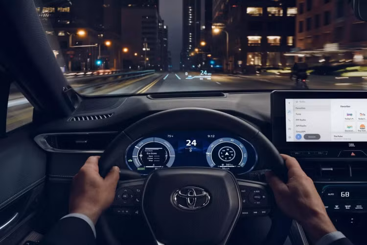 Hệ thống Toyota HEV trên Venza kết hợp động cơ 4 xi-lanh DOHC dung tích 2,5 lít hiệu suất cao với 3 động cơ điện và pin lithium-ion trong một hệ thống cực kỳ nhỏ gọn. Động cơ xăng sử dụng hệ thống điều phối van biến thiên thông minh (Variable Valve Timing) bằng mô tơ điện (VVT-iE) trên trục cam nạp và VVT-i trên trục cam xả. Hệ thống làm mát biến thiên (bơm nước điện và bộ điều nhiệt điện) và bơm dầu biến thiên hoàn toàn giúp nâng cao hiệu suất động cơ.