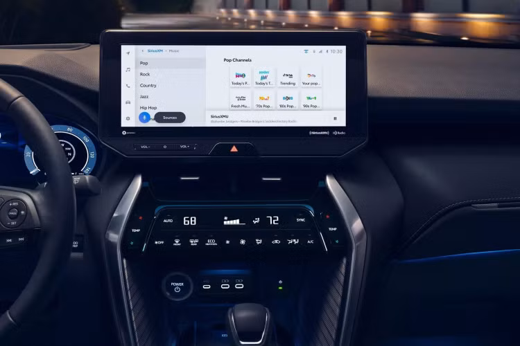 Không gian nội thất Venza 2024 mang đến sự yên tĩnh. Ghế lái chỉnh điện 8 hướng tiêu chuẩn trên các phiên bản, ghế hành khách chỉnh điện 8 hướng (bản Limited). Ghế lái chỉnh điện tự động di chuyển về vị trí phía sau khi để việc ra vào dễ dàng hơn. Ghế SofTex là tiêu chuẩn trên các phiên bản XLE, Nightshade và Limited, riêng bản LE ghế nỉ. Ghế trước thông gió là trang bị tiêu chuẩn trên Limited, hút gió mát từ hệ thống điều hòa vào ghế để tăng thêm sự thoải mái. Hệ thống điều hòa 2 vùng độc lập.