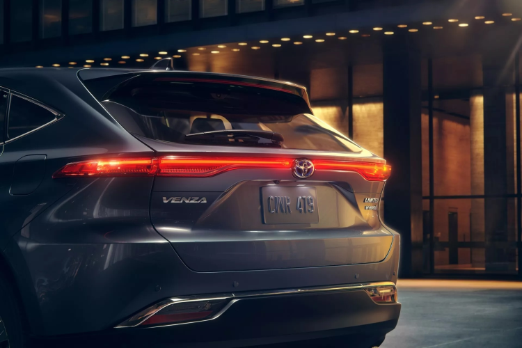 Phanh tái sinh sẽ thu năng lượng của các bánh xe đang quay khi xe di chuyển chạy chậm lại, truyền năng lượng đó tới pin hybrid. Để nâng cao khả năng kiểm soát tốt hơn khi lái xe ở các khu vực đồi núi, người lái xe có thể sử dụng tính năng chuyển số tuần tự “giảm số xuống” để tăng khả năng hoạt động của phanh tái sinh.