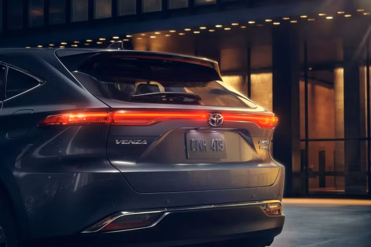 Phanh tái sinh sẽ thu năng lượng của các bánh xe đang quay khi xe di chuyển chạy chậm lại, truyền năng lượng đó tới pin hybrid. Để nâng cao khả năng kiểm soát tốt hơn khi lái xe ở các khu vực đồi núi, người lái xe có thể sử dụng tính năng chuyển số tuần tự “giảm số xuống” để tăng khả năng hoạt động của phanh tái sinh.