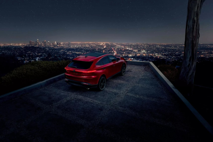 Venza LE 2024 trang bị mâm hợp kim hai tông màu đa chấu 18 inch, trong khi XLE và Limited trang bị tiêu chuẩn mâm hợp kim đa chấu 19 inch màu kim loại. Venza được phát triển trên nền tảng Toyota New Global Architecture K (TNGA-K) dành cho nhiều mẫu xe sedan và crossover, gồm các mẫu xe hạng sang. Venza mang đến những điều tốt nhất như sự thoải mái tương tự sedan và tính linh hoạt như CUV.