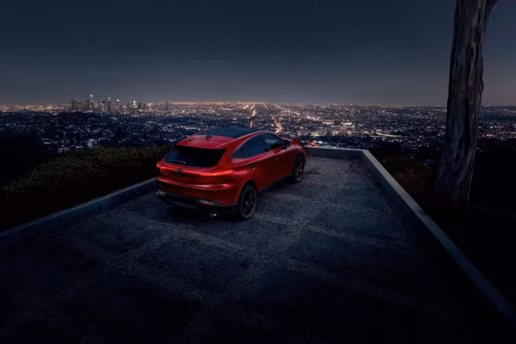 Venza LE 2024 trang bị mâm hợp kim hai tông màu đa chấu 18 inch, trong khi XLE và Limited trang bị tiêu chuẩn mâm hợp kim đa chấu 19 inch màu kim loại. Venza được phát triển trên nền tảng Toyota New Global Architecture K (TNGA-K) dành cho nhiều mẫu xe sedan và crossover, gồm các mẫu xe hạng sang. Venza mang đến những điều tốt nhất như sự thoải mái tương tự sedan và tính linh hoạt như CUV.