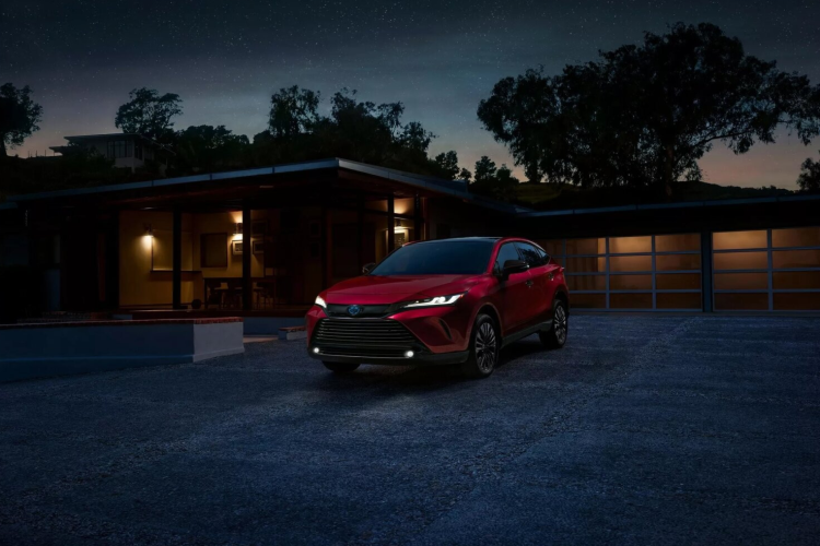 Toyota Venza 2024 mới ra mắt tăng thêm phong cách crossover thanh lịch, nội thất tập trung vào công nghệ và hệ dẫn động 4 bánh điện tử (AWD) tiêu chuẩn, đây là gói trang bị vừa đặc biệt vừa thực dụng. Venza 2024 có các phiên bản LE, XLE và Limited. Bản đặc biệt Nightshade độc đáo được dựa trên phiên bản XLE. Venza Nightshade 2024 có 3 màu ngoại thất cao cấp – Celestial Black, Wind Chill Pearl hoặc Ruby Flare Red, mỗi màu tạo điểm nhấn bằng loạt đường viền màu đen cho nội thất.