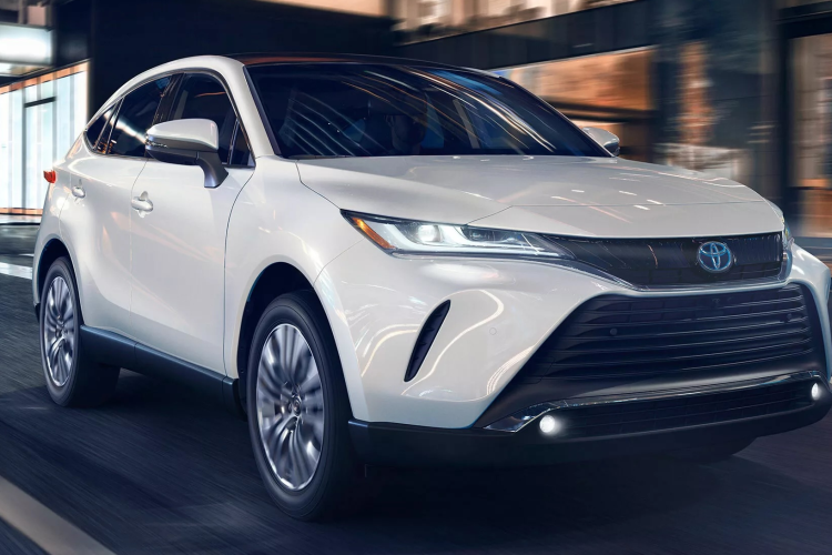 Mức giá xe Toyota Venza 2024 các phiên bản lần lượt: Toyota Venza LE 2024 giá từ 34,920 USD (tương đương 850 triệu đồng), Toyota Venza XLE 2024 giá từ 39,130 USD (tương đương 953 triệu đồng); Toyota Venza Nightshade 2024 giá từ 40,255 USD (tương đương 980 triệu đồng); Toyota Venza Limited 2024 giá từ 43,065 USD (tương đương 1.049 tỷ đồng).