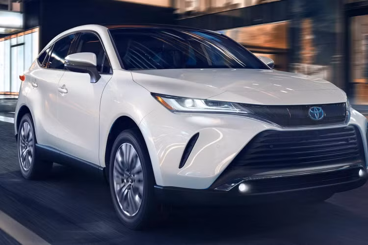 Mức giá xe Toyota Venza 2024 các phiên bản lần lượt: Toyota Venza LE 2024 giá từ 34,920 USD (tương đương 850 triệu đồng), Toyota Venza XLE 2024 giá từ 39,130 USD (tương đương 953 triệu đồng); Toyota Venza Nightshade 2024 giá từ 40,255 USD (tương đương 980 triệu đồng); Toyota Venza Limited 2024 giá từ 43,065 USD (tương đương 1.049 tỷ đồng).