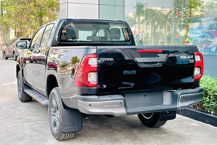 Như thông tin đã đưa, Toyota Hilux 2023 tại Việt Nam hiện chỉ có 1 phiên bản là 2.4 4x2 AT và vẫn được nhập khẩu nguyên chiếc từ Thái Lan. Giá xe Toyota Hilux 2023 sẽ bán ra là 852 triệu đồng cho các màu Bạc, Xám, Đen, Đỏ và Xanh. Riêng màu Trắng ngọc trai có giá 860 triệu đồng, đắt hơn 8 triệu đồng.