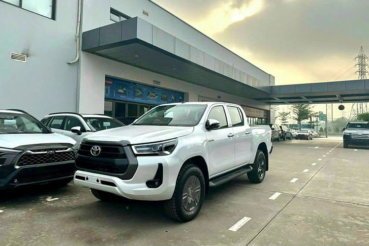 So với phiên bản cũ, mẫu xe bán tải Toyota Hilux 2.4 4x2 AT 2023 đã tăng giá đến 178 triệu đồng. Ở phiên bản 2023, Toyota Hilux 2.4 4x2 AT được trang bị động cơ diesel 4 xi-lanh, dung tích 2.4L như cũ nhưng đã đạt tiêu chuẩn khí thải Euro 5.