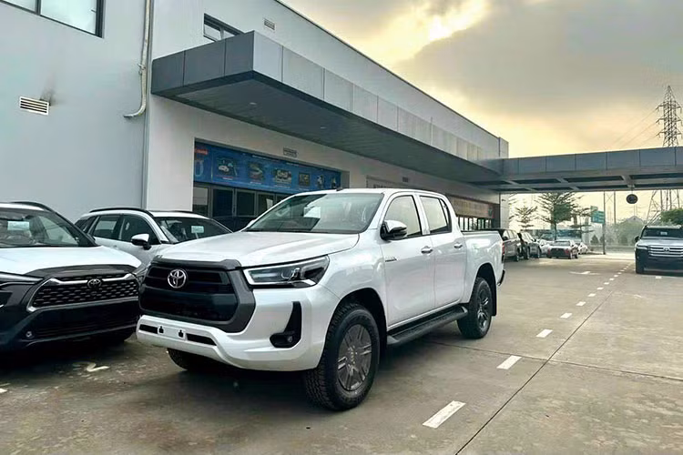 So với phiên bản cũ, mẫu xe bán tải Toyota Hilux 2.4 4x2 AT 2023 đã tăng giá đến 178 triệu đồng. Ở phiên bản 2023, Toyota Hilux 2.4 4x2 AT được trang bị động cơ diesel 4 xi-lanh, dung tích 2.4L như cũ nhưng đã đạt tiêu chuẩn khí thải Euro 5.