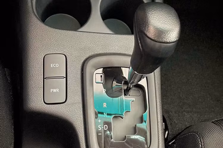 Bên cạnh đó là các trang bị an toàn khá cơ bản như hệ thống chống bó cứng phanh ABS, hệ thống phân phối lực phanh điện tử, hệ thống cân bằng điện tử, kiểm soát lực kéo, hỗ trợ khởi hành ngang dốc, cảm biến hỗ trợ đỗ xe và 7 túi khí.