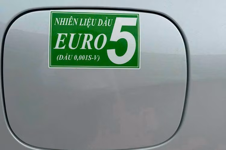 Cũng theo nhà phân phối Toyota, do sự hạn chế về nguồn cung của dầu Euro 5 tại thị trường Việt Nam nên hãng khuyến cáo khách hàng lưu ý sử dụng đúng loại nhiên liệu nhằm tránh các rủi ro có thể gặp phải.