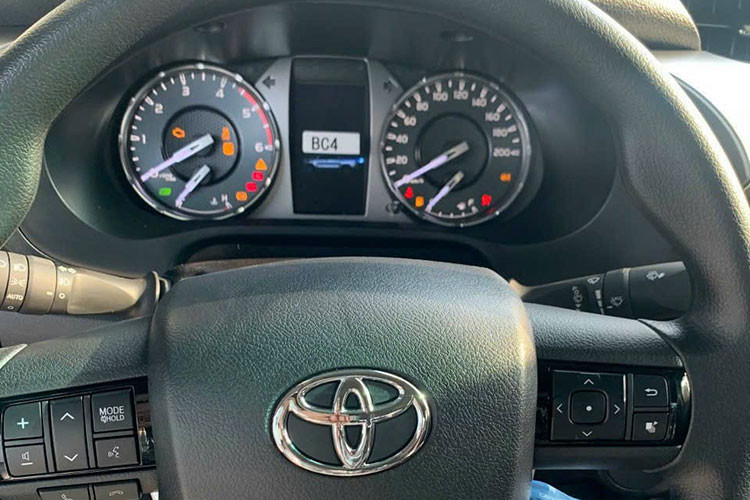 Bên trong xe Toyota Hilux 2023 có thêm hệ thống âm thanh 6 loa và màn hình trung tâm 7 inch mới với các nút điều chỉnh cảm ứng, hỗ trợ kết nối điện thoại thông minh.