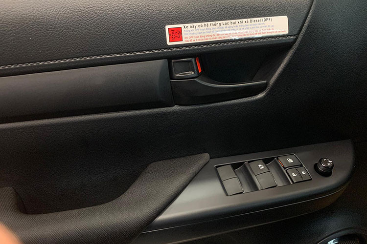 Ngoài ra xe còn hệ thống điều hòa thường, cửa sổ 1 chạm chống kẹt bên ghế lái, phanh tay chỉnh cơ và hệ thống ga tự động Cruise Control.