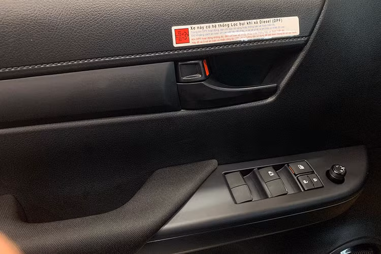 Ngoài ra xe còn hệ thống điều hòa thường, cửa sổ 1 chạm chống kẹt bên ghế lái, phanh tay chỉnh cơ và hệ thống ga tự động Cruise Control.