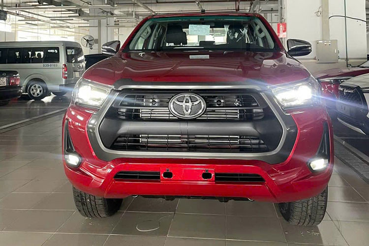 Trong thời gian tới, hãng Toyota sẽ giới thiệu thêm các phiên bản khác của Hilux 2023 ở thị trường Việt Nam. Trong đó, dự kiến có cả phiên bản GR Sport với giá trên 1 tỷ đồng.