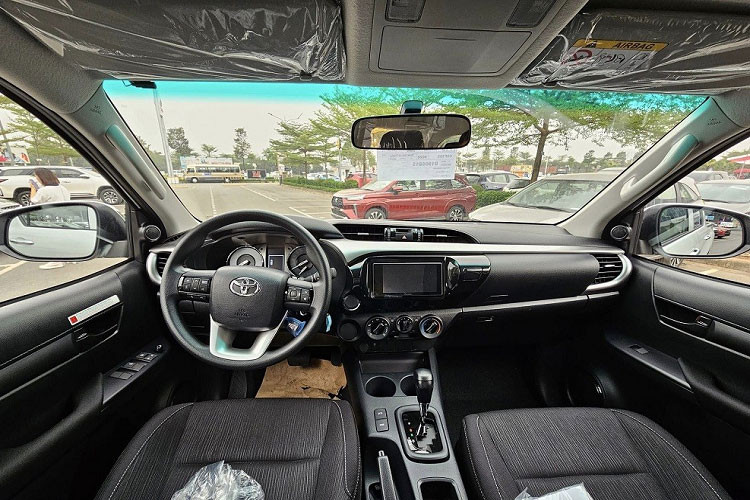 Bên cạnh động cơ đạt tiêu chuẩn khí thải Euro 5, Toyota Hilux 2.4 4x2 AT 2023 còn được nâng cấp nhẹ về mặt trang bị ngoại thất và nội thất. Theo đó, xe được trang bị hệ thống chiếu sáng LED, bao gồm đèn pha, đèn sương mù, đèn hậu và đèn báo phanh trên cao.