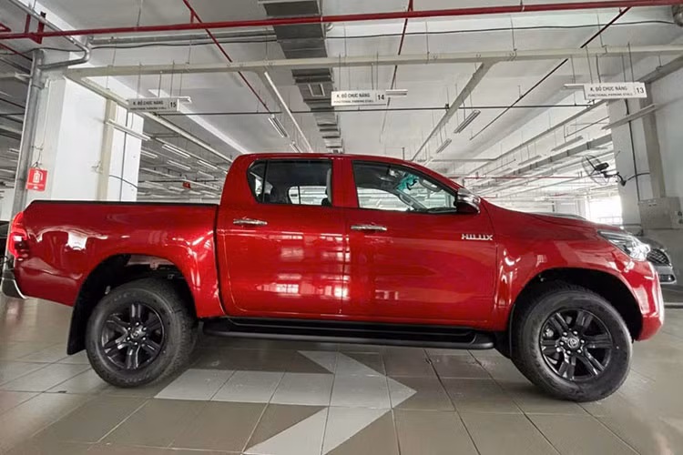 So với các đối thủ như Ford Ranger và Isuzu D-Max vốn đã có những trang bị an toàn chủ động ADAS, Toyota Hilux 2023 thua kém đáng kể nhưng mức giá lại tăng thêm cũng khiến nhiều người dùng dè dặt hơn.