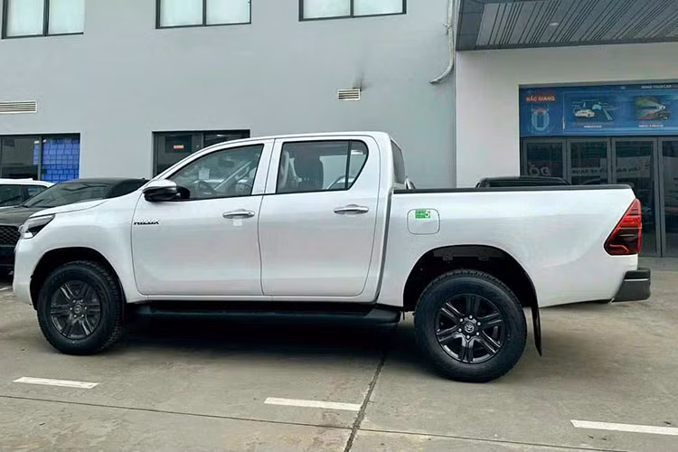 Động cơ của Toyota Hilux 2.4 4x2 AT thế hệ mới sản sinh công suất tối đa 148 mã lực tại tua máy 3.400 vòng/phút và mô-men xoắn cực đại 400 Nm tại tua máy 1.600 vòng/phút như cũ. Động cơ đi với hộp số tự động 6 cấp và hệ dẫn động 1 cầu.