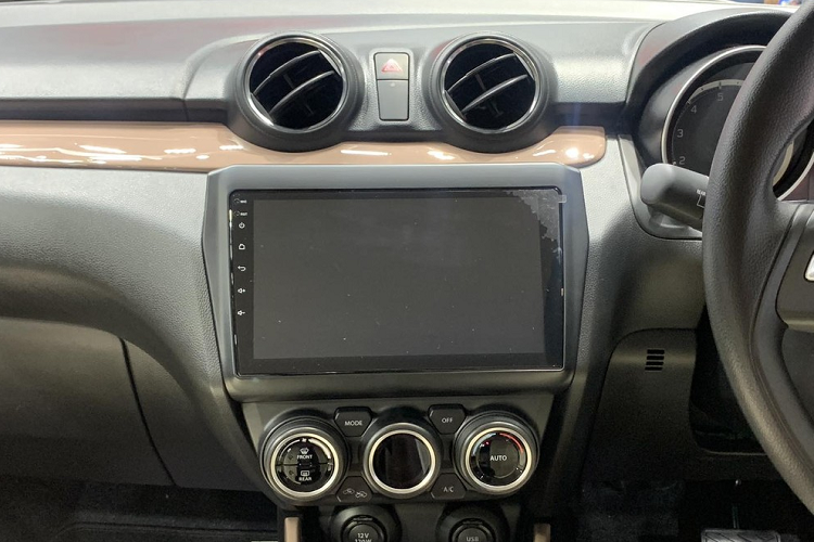 Trang bị an toàn của xe cũng không có gì mới, chỉ bao gồm 2 túi khí trước, hệ thống cân bằng điện tử, hệ thống kiểm soát lực kéo, hệ thống chống bó cứng phanh ABS, phân phối lực phanh điện tử EBD và hỗ trợ khởi hành ngang dốc.