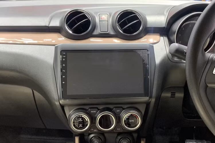 Trang bị an toàn của xe cũng không có gì mới, chỉ bao gồm 2 túi khí trước, hệ thống cân bằng điện tử, hệ thống kiểm soát lực kéo, hệ thống chống bó cứng phanh ABS, phân phối lực phanh điện tử EBD và hỗ trợ khởi hành ngang dốc.