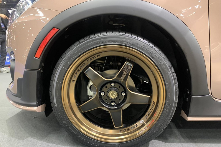 Đúng như tên gọi, Suzuki Swift Mocca Cafe Edition 2023 sở hữu màu sơn ngoại thất nâu cà phê. Riêng nóc của xe lại được sơn màu be, bao gồm cả anten hình vây cá mập và cánh gió mui. Thêm vào đó là bộ body kit thể thao ở đầu xe, bên sườn và phía sau. Đặc biệt, Suzuki Swift Mocca Cafe Edition 2023 còn được bổ sung bộ vành hợp kim 17 inch với thiết kế 5 chấu và sơn màu đồng cổ điển.