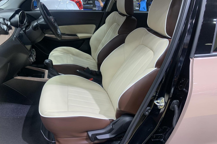 Bên trong xe, Suzuki Swift Mocca Cafe Edition 2023 được bổ sung ghế bọc da Nappa màu nâu phối be, tạo cảm giác "tông xuyệt tông" với ngoại thất. Ngoài ra, xe còn được trang bị màn hình cảm ứng trung tâm 10 inch mới.