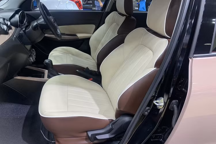 Bên trong xe, Suzuki Swift Mocca Cafe Edition 2023 được bổ sung ghế bọc da Nappa màu nâu phối be, tạo cảm giác "tông xuyệt tông" với ngoại thất. Ngoài ra, xe còn được trang bị màn hình cảm ứng trung tâm 10 inch mới.