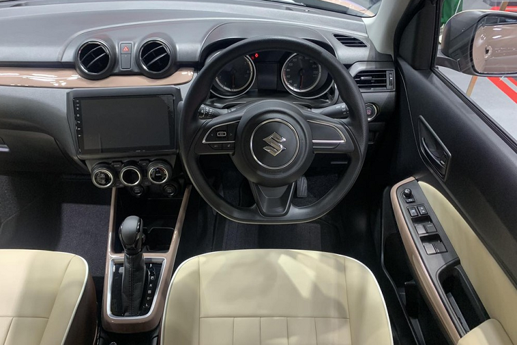 Những trang bị còn lại của Suzuki Swift Mocca Cafe Edition 2023 không có gì khác bản GL thông thường. Xe cũng có đèn pha Halogen, dải đèn LED định vị ban ngày, đèn hậu LED, gương chiếu hậu chỉnh điện/gập điện, mở cửa không cần chìa khóa, vô lăng vát đáy thể thao, chỉnh 4 hướng, hệ thống điều hòa tự động, cổng USB/AUX, 2 loa và ghế sau gập 60:40.