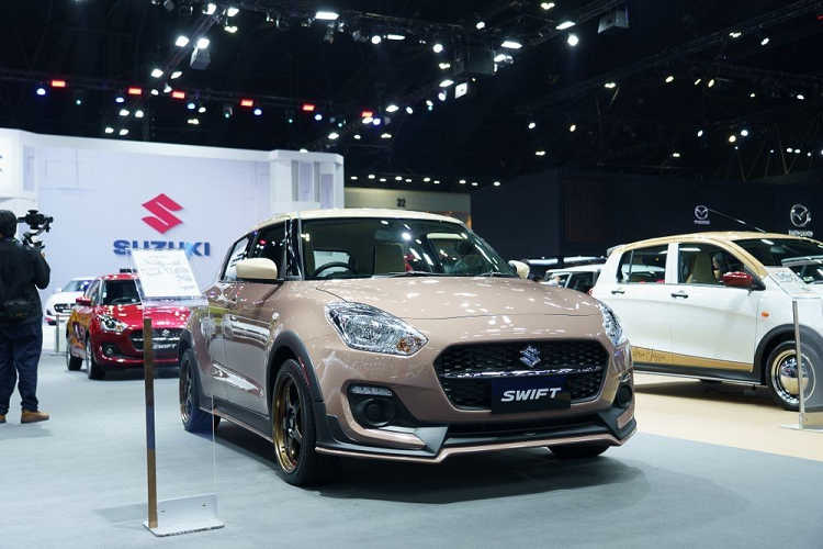 Như thông tin đã đưa, tại Bangkok International Motor Show (BIMS) 2023, Suzuki đã vén màn 2 phiên bản đặc biệt mới của dòng xe Swift. Ngoài GL Next Edition, hãng còn trưng bày cả Suzuki Swift Mocca Cafe Edition 2023 mới trong sự kiện ôtô lớn hàng đầu Đông Nam Á này.