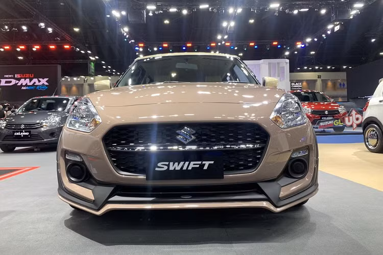 Tương tự GL Next Edition, Suzuki Swift Mocca Cafe Edition 2023 cũng được phát triển dựa trên bản GL thông thường hiện đang bán tại thị trường Thái Lan. Điểm nhấn của phiên bản đặc biệt này chính là phong cách thiết kế mang hơi hướng cổ điển.