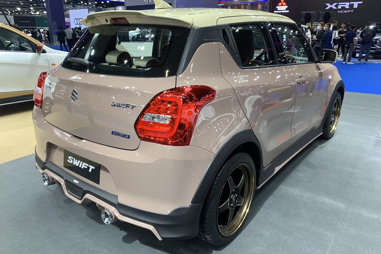 Tương tự GL Next Edition, mẫu xe hatchback Suzuki Swift Mocca Cafe Edition 2023 cũng được phát triển dựa trên bản GL thông thường hiện đang bán tại thị trường Thái Lan. Điểm nhấn của phiên bản đặc biệt này chính là phong cách thiết kế mang hơi hướng cổ điển.