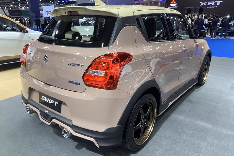 Tương tự GL Next Edition, mẫu xe hatchback Suzuki Swift Mocca Cafe Edition 2023 cũng được phát triển dựa trên bản GL thông thường hiện đang bán tại thị trường Thái Lan. Điểm nhấn của phiên bản đặc biệt này chính là phong cách thiết kế mang hơi hướng cổ điển.