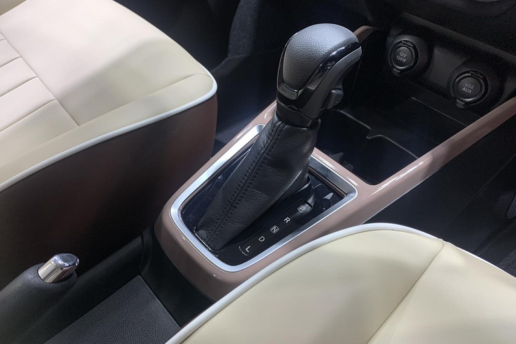 "Trái tim" của Suzuki Swift Mocca Cafe Edition 2023 vẫn là động cơ xăng DualJet 4 xi-lanh, dung tích 1.2L, sản sinh công suất tối đa 83 mã lực tại tua máy 6.000 vòng/phút và mô-men xoắn cực đại 108 Nm tại tua máy 4.400 vòng/phút.