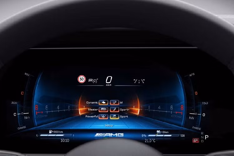 Hệ thống âm thanh vòm Burmester là trang bị tiêu chuẩn, Trong khi đó, hệ thống loa vòm 3D Burmester cao cấp hơn được cung cấp dưới dạng tùy chọn. Về trang bị vận hành, GT63 SE Performance Coupe mới sử dụng hệ truyền động PHEV với máy xăng V8 4.0 lít tăng áp kép kết hợp mô tơ điện, tạo ra tổng công suất tương đương 831 mã lực và mô-men xoắn lên tới 1.400 Nm.