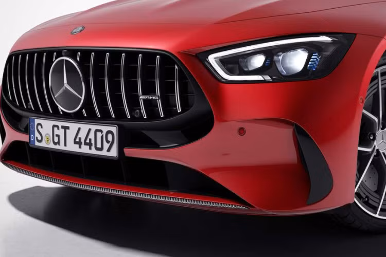 Mẫu coupe thể thao có khả năng vận hành cực kỳ ổn định ngay cả ở trên dải tốc độ cao nhờ được được trang bị hệ thống phanh gốm hiệu suất cao AMG, hệ thống lái trục sau chủ động và hệ thống treo AMG Ride Control+ kết hợp với giảm xóc thích ứng.